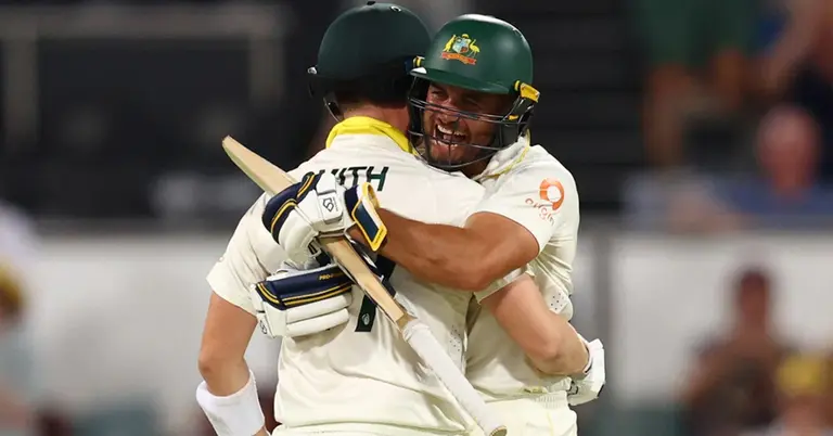 স্মিথকে জড়িয়ে ধরে ওয়েদার্যাল্ডের উদযাপন